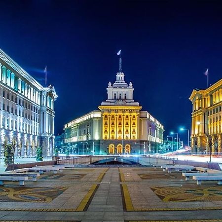 Cozy 2-Bedroom Flat In The Very Center Of София Екстериор снимка
