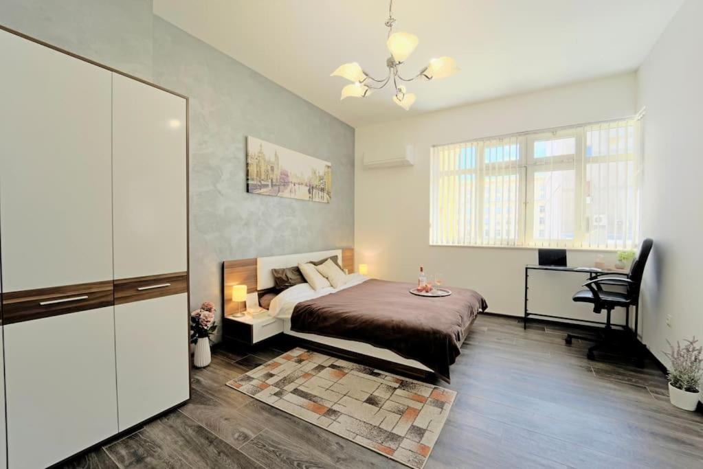 Cozy 2-Bedroom Flat In The Very Center Of София Екстериор снимка