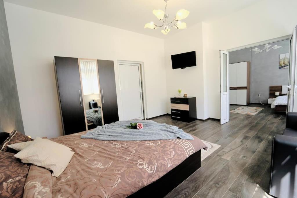 Cozy 2-Bedroom Flat In The Very Center Of София Екстериор снимка