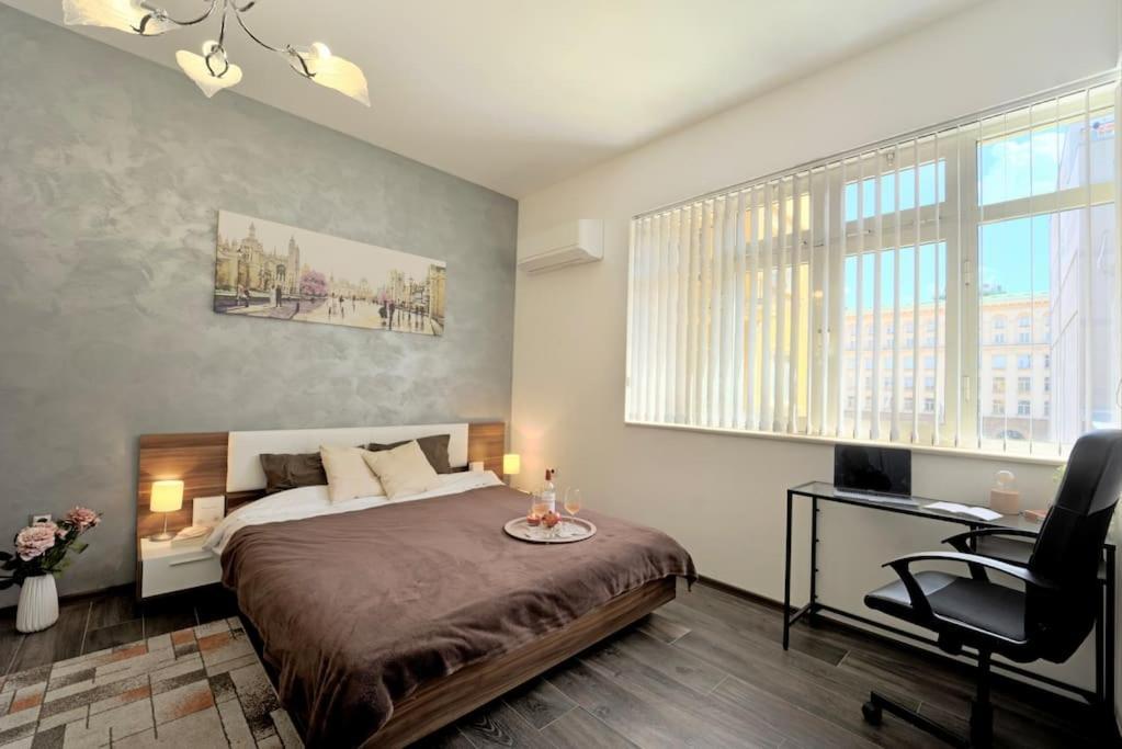 Cozy 2-Bedroom Flat In The Very Center Of София Екстериор снимка