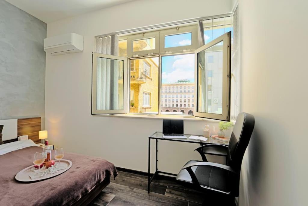 Cozy 2-Bedroom Flat In The Very Center Of София Екстериор снимка